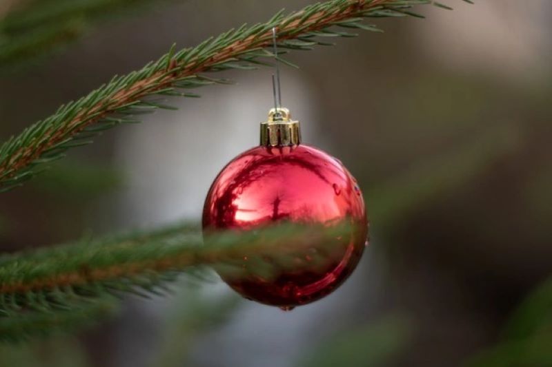 Brighten Up Your Home this Winter: Learn How to Make Beautiful DIY Christmas Ornaments on a Budget